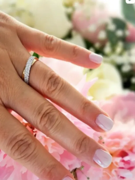 Prothésiste ongulaire pour la pose d'un vernis semi-permanent à Meyzieu, Chassieu, Emilie Valenciano - Eau'natur'elle